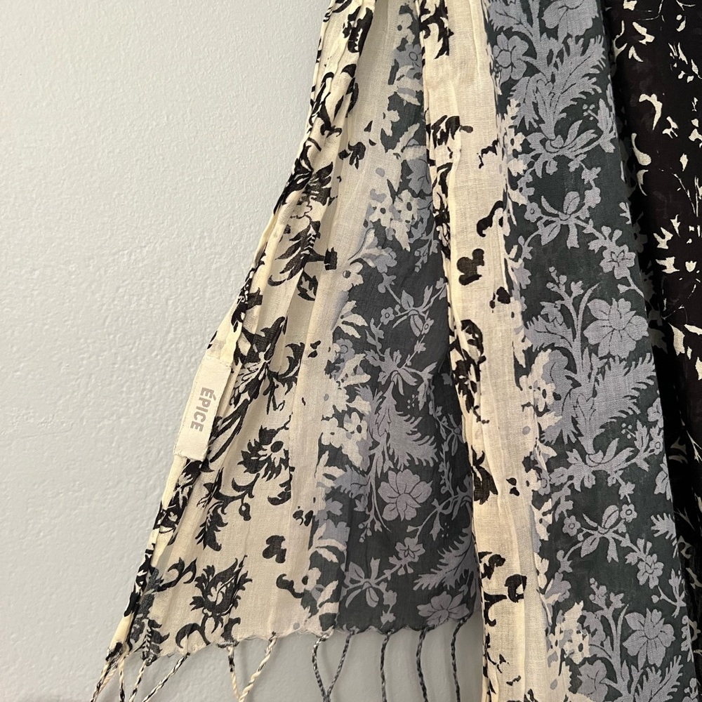 Épicé Cotton scarf black Gray white gently used